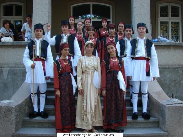 pregatiti de defilare in fata primariei tremurau picioarele de emotii =)) poze....